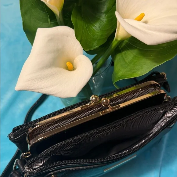 VINTAGE Women’s Black Leather Crossbody
Handbag/Purse with Kiss-Lock Top - Picture 4 of 12